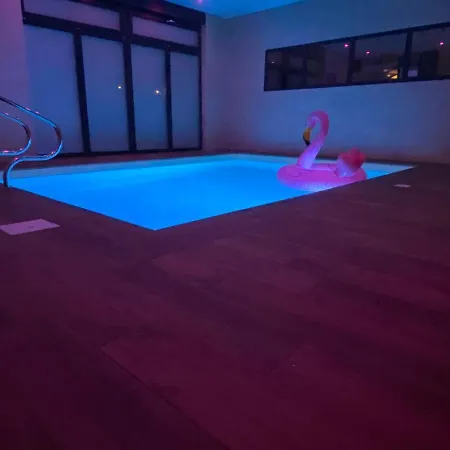 Loft Reims-fr 250m2 Privatifs, Piscine Interieure Chauffee, Et Parking アパート ランス